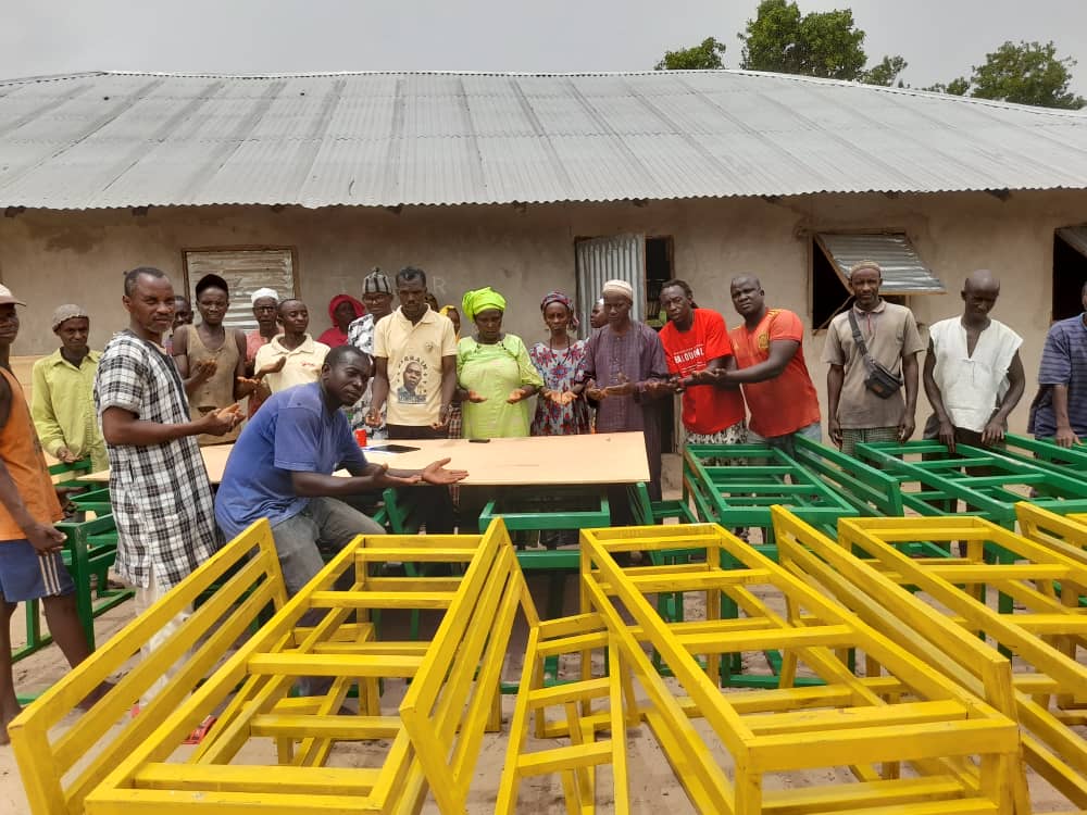 Produzione artigianale banchi scolastici Senegal - Balouo Salo